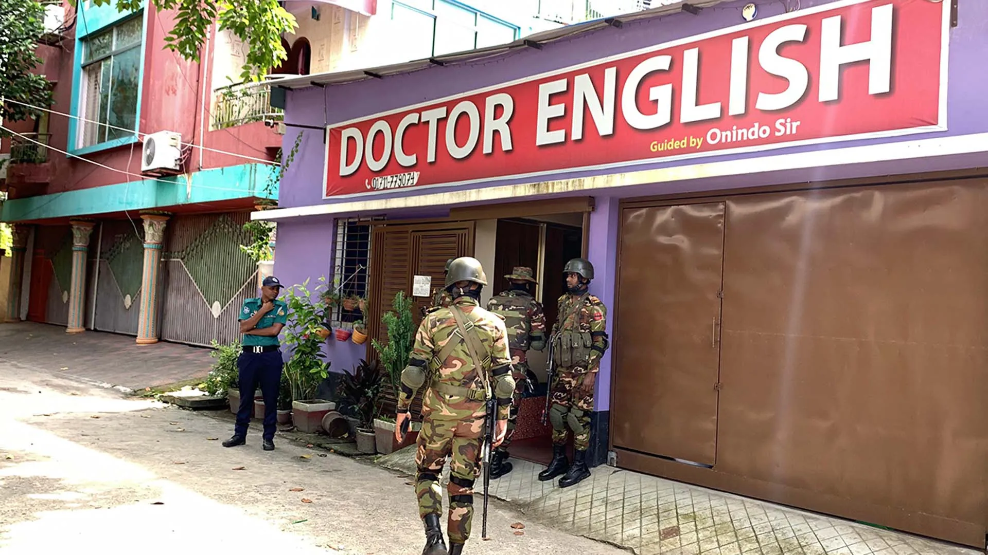 বিপুল অস্ত্র উদ্ধার, রাজশাহীতে বাড়ি ঘিরে রেখেছে সেনাবাহিনী